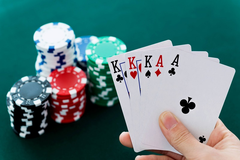 luật chơi poker Q99 bao gồm từ 2 đến 10 người chơi